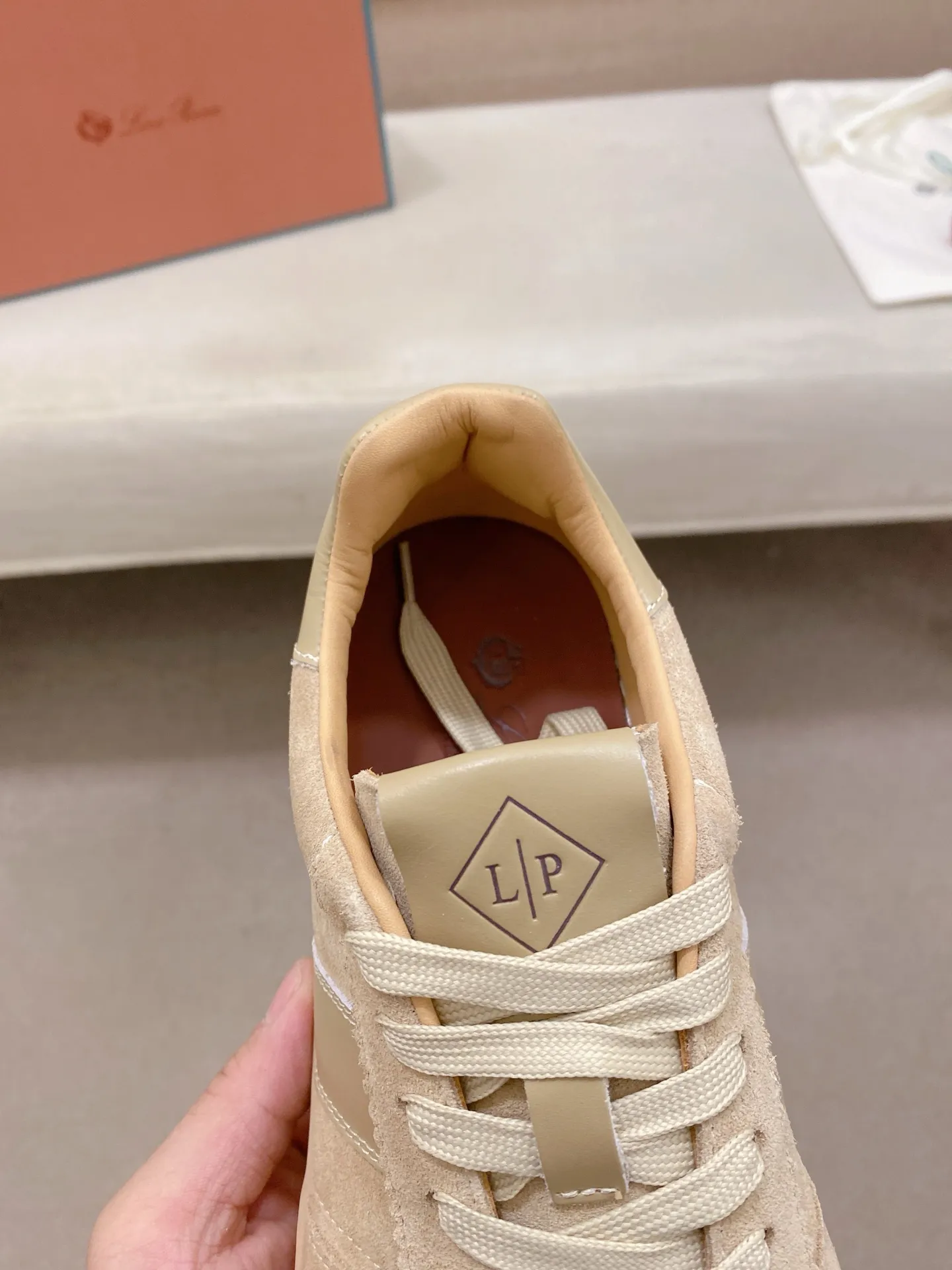 Men's shoes💰: 580💰🔥𝐥𝐨𝐫𝐨 𝐏𝐢𝐚𝐧𝐚 lp classic loafers, an Italian treasure brand, the only brand that can match Hermès! Only after wearing it do we realize that we can’t live up to our feet. The upper is made of imported first-layer cowhide with breathable fly-knit fabric, water-dyed cowhide foot pads, and the official original glass rubber outsole and pendant. Exclusive original packaging (tag ➕ brand paper ➕ outer box ➕ hand bag) code number: 38-44. Can be customized 45-46
